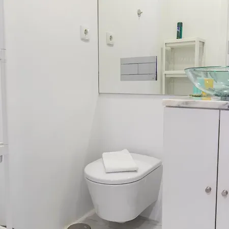 Classy Two Bedroom View Lisbon